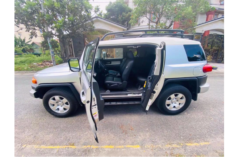 Với những ai yêu thích xe “máy lớn” không ngại vấn đề nhiên liệu kinh tế, thì sở hữu chiếc SUV lắp động cơ V6 4.0L giá khoảng 1,2 tỷ đồng là một của hời. Vì động cơ dung tích lớn này hiện tại nhập xe mới về bị “đánh” thuế TTĐB rất cao, khiến nó trở thành mặc hàng xa xỉ với nhiều người!