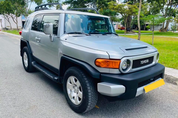 Toyota Fj Cruiser tại Việt Nam đã chinh phục được nhiều khách hàng chơi off-road bởi nhiều ưu điểm nổi trội như: động cơ V6 mạnh mẽ có độ bền bỉ cao, khoảng sáng gầm cao và hệ dẫn động có khả năng vượt địa hình vượt trội, nội thất thực dụng dễ dàng chùi rửa, kết cấu đơn giản dễ nâng cấp, sửa chữa...