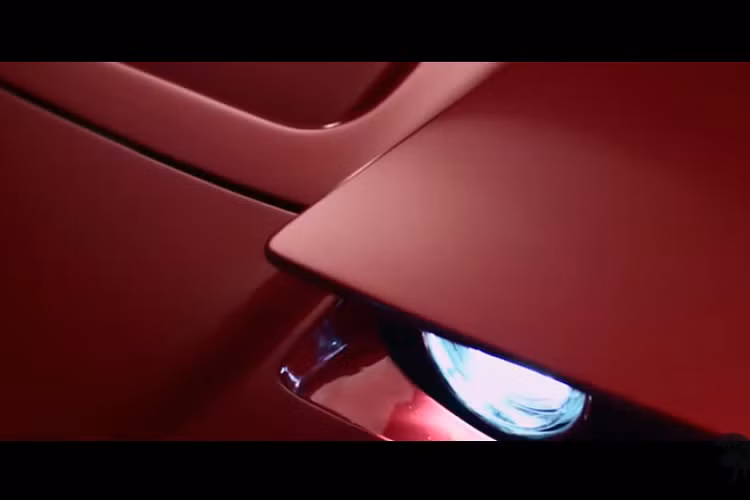 Chủ đề hoài cổ của xe tiếp tục được thể hiện ở bên trong với một mặt táp lô phong cách cổ điển (nhưng lại có lắp đặt bảng đồng hồ là màn hình kỹ thuật số), bọc da thiết kế riêng và Alcantara, chi tiết trang trí cũng bằng sợi carbon, và cần số bằng nhôm. Nội thất của Panther ProgettoUno còn có trang bị một hệ thống âm thanh Daniel Hertz chất lượng cao.