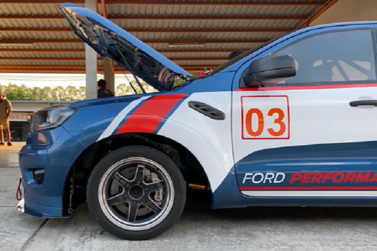 Trong video trên, chúng ta được thấy chiếc xe bán tải đua Raptor chạy thử tại đường đua Bira ở Thái Lan để chuẩn bị cho Super Series. Ranger Raptor vốn không hề được thiết kế để trở thành một chiếc xe đua, vì vậy đội đua đã phải khắc phục một số vấn đề kỹ thuật trong quá trình thử nghiệm.