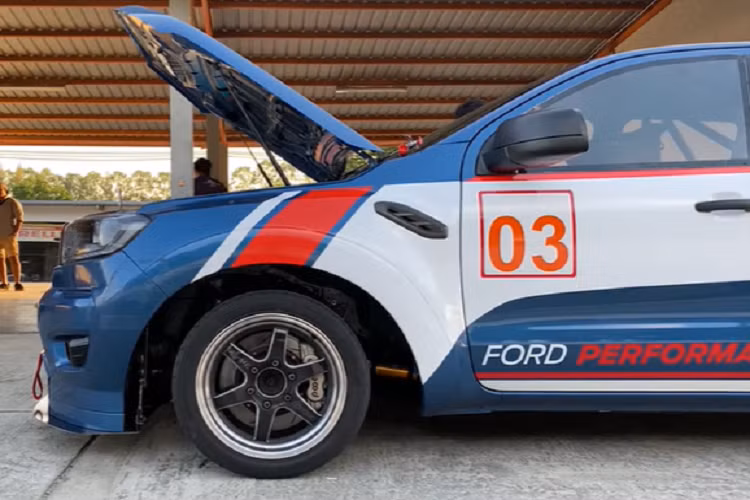 Trong video trên, chúng ta được thấy chiếc xe bán tải đua Raptor chạy thử tại đường đua Bira ở Thái Lan để chuẩn bị cho Super Series. Ranger Raptor vốn không hề được thiết kế để trở thành một chiếc xe đua, vì vậy đội đua đã phải khắc phục một số vấn đề kỹ thuật trong quá trình thử nghiệm.