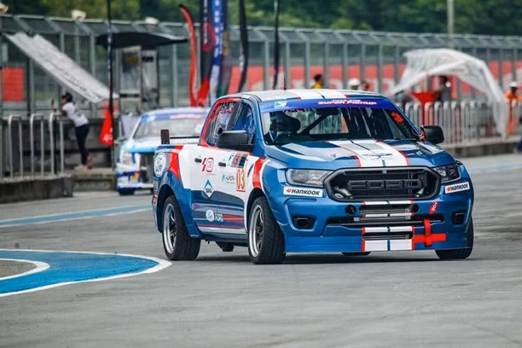 So với Ranger Raptor thông thường, chiếc xe đua có khoảng sáng gầm thấp hơn nhiều nhờ hệ thống treo Ohlins. Các điểm thay đổi khác bao gồm thân xe rộng hơn, bộ phanh lớn hơn, bổ sung bộ khuếch tán phía sau và cánh gió phía sau gắn vào cửa hậu. Nhìn qua ảnh, ta có thể thấy bộ la-zăng và lốp xe trông hơi nhỏ đối với cho một chiếc xe bán tải đua, nhưng chuyện này là do các quy định của Super Series.