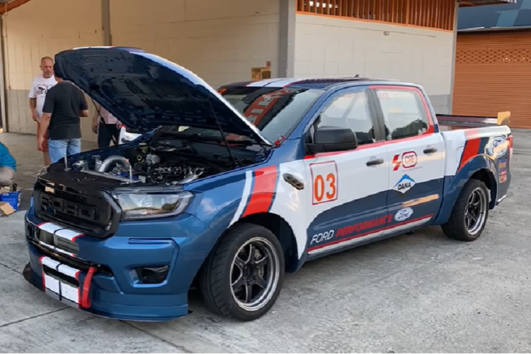 Trái tim của chiếc bán tải đua này là một động cơ dầu tăng áp I5 dung tích 3.2 lít. Mặc dù nhà sản xuất không hé lộ công suất chính thức, nhưng chúng ta có thể yên tâm là nó sẽ mạnh hơn đáng kể so với động cơ tiêu chuẩn có trong Ford Ranger Raptor thông thường với 194 mã lực và 470 Nm mô-men xoắn cực đại. Stuvik nói rằng động cơ tăng áp đã “được tăng cường tối đa có thể”. Phối hợp cùng động cơ là một hộp số sàn 6 cấp tiêu chuẩn.