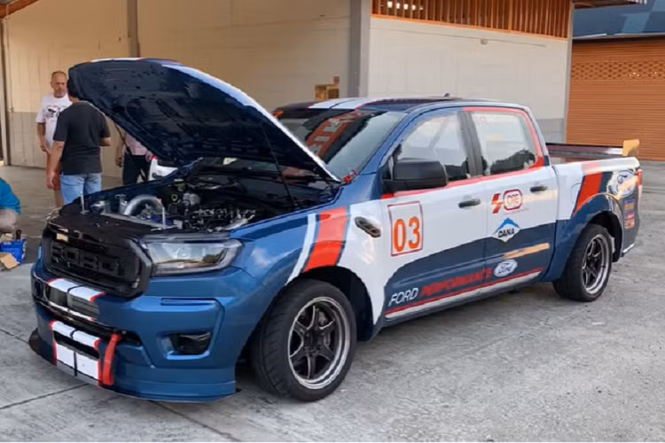 Trái tim của chiếc bán tải đua này là một động cơ dầu tăng áp I5 dung tích 3.2 lít. Mặc dù nhà sản xuất không hé lộ công suất chính thức, nhưng chúng ta có thể yên tâm là nó sẽ mạnh hơn đáng kể so với động cơ tiêu chuẩn có trong Ford Ranger Raptor thông thường với 194 mã lực và 470 Nm mô-men xoắn cực đại. Stuvik nói rằng động cơ tăng áp đã “được tăng cường tối đa có thể”. Phối hợp cùng động cơ là một hộp số sàn 6 cấp tiêu chuẩn.