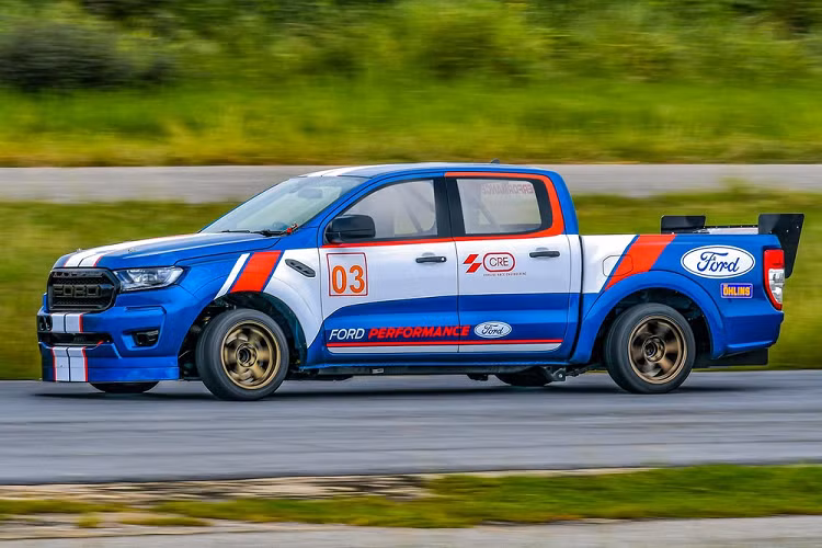 Chế tạo bởi Ford Thailand Racing, chiếc xe bán tải đua này được thiết kế để thi đấu trong hạng Super Pickup của Thailand Super Series. Người chịu trách nhiệm sau vô lăng là tay đua 25 tuổi người Thái-Na Uy có tên Sandy Stuvik, người cũng cầm lái một chiếc Audi R8 LMS GT3 trong phân hạng Thailand Super Series GT3.