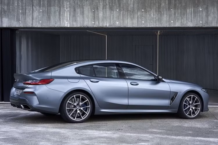 Ngoài việc bị so sánh với người anh em X7, 8-Series cũng gặp vấn đề ở nhiều yếu tố như quảng cáo hay có quá nhiều phiên bản, khiến khách hàng khó lựa chọn khi cân nhắc mua xe... xe sang BMW 8-Series hiện đang được bán ra với rất nhiều phiên bản, biến thể khác nhau từ Gran Coupe, mui trần tới Coupe...