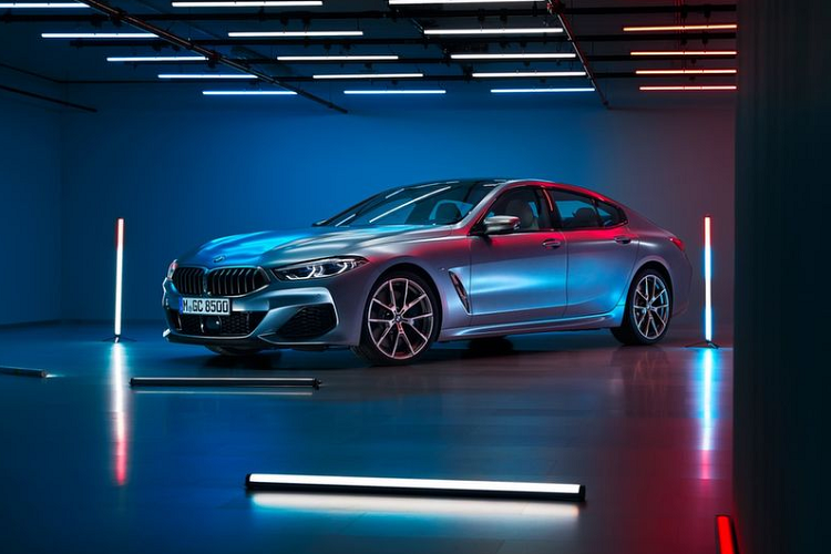 Theo một số trang tin lớn tại Mỹ, các đại lý bán xe BMW đang tỏ ra khá ngao ngán với mẫu xe thể thao hạng sang 8-Series do tình hình doanh số ế ẩm. Cụ thể, trong năm 2019, BMW 8-Series mới chỉ bán ra đúng 4.410 xe tại Mỹ, con số này thấp hơn rất nhiều so với kỳ vọng và lượng đặt hàng xe về kho ban đầu. Điều này khiến các đại lý như đang "ngồi trên đống lửa".
