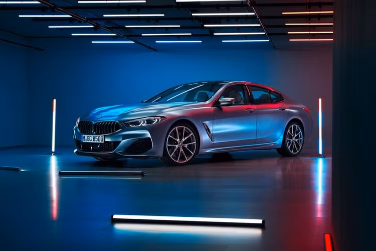 Theo một số trang tin lớn tại Mỹ, các đại lý bán xe BMW đang tỏ ra khá ngao ngán với mẫu xe thể thao hạng sang 8-Series do tình hình doanh số ế ẩm. Cụ thể, trong năm 2019, BMW 8-Series mới chỉ bán ra đúng 4.410 xe tại Mỹ, con số này thấp hơn rất nhiều so với kỳ vọng và lượng đặt hàng xe về kho ban đầu. Điều này khiến các đại lý như đang "ngồi trên đống lửa".