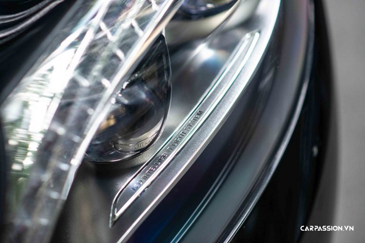 Hai ghế chính được tích hợp hàng loạt tính năng tiện ích và phục vụ cho mục đích thư giãn như ghế ngồi ngả ra sâu, đệm bắp chân, bọc da cao cấp, tích hợp chức năng massage, sưởi và thông hơi ghế, bàn làm việc, tủ lạnh mini, màn hình giải trí tại vách ngăn, rèm che nắng, …