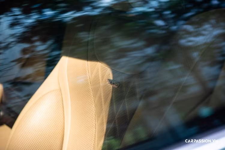 Chiếc S600 Pullman màu đen duy nhất tại Việt Nam được trang bị khoang nội thất màu be đầy sang trọng, đem lại cảm giác xa hoa cho chủ sở hữu.