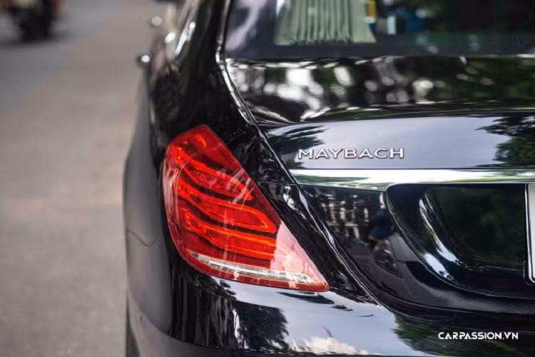 Xe được trang bị khối động cơ V12 twin-turbo, dung tích 6.0 lít, sản sinh công suất cực đại 523 mã lực và mô men xoắn cực đại đạt mức 839 Nm. Mẫu xe siêu sang này có trọng lượng lên đến 3,5 tấn, nặng hơn đáng kể so với S600 Maybach thường. Giá xe Mercedes-Maybach S600 Pullman rơi vào khoảng 600.000 USD và sẽ ngốn của chủ nhân không dưới 1,5 triệu USD (khoảng 34,8 tỷ đồng) để có thể ra biển lăn bánh tại Việt Nam.