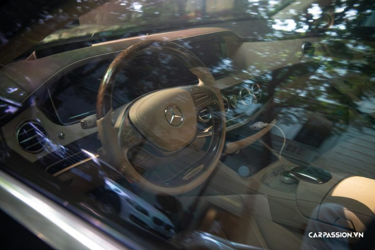 Khoang nội thất của S600 Pullman gây ấn tượng với loạt chi tiết sang trọng như hai hàng ghế áp mặt vào nhau, bên cạnh đó là một vách ngăn cách âm giữa khoang lái với khoang hành khách phía sau cũng được bổ sung, hai ghế áp lưng vào phần vách ngăn có thể gập gọn vào để tăng thêm không gian sử dụng cho hai ghế chính.