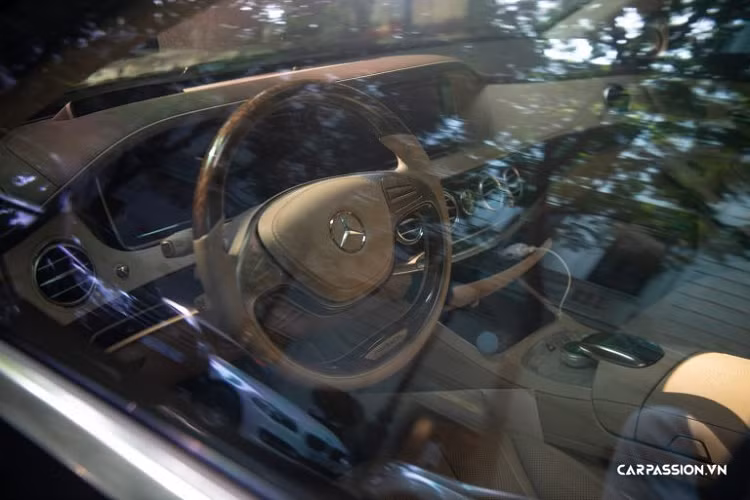 Khoang nội thất của S600 Pullman gây ấn tượng với loạt chi tiết sang trọng như hai hàng ghế áp mặt vào nhau, bên cạnh đó là một vách ngăn cách âm giữa khoang lái với khoang hành khách phía sau cũng được bổ sung, hai ghế áp lưng vào phần vách ngăn có thể gập gọn vào để tăng thêm không gian sử dụng cho hai ghế chính.