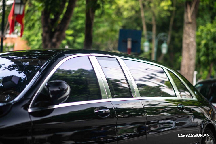 Nhìn ở bên ngoài, chiếc xe đã được bổ sung thêm một cửa sổ giữa hai cửa chính và đồng thời, cửa sau cũng đã được kéo dài nhằm đem lại góc nhìn tốt nhất cho những vị khách VIP ở khoang sau của chiếc xe.