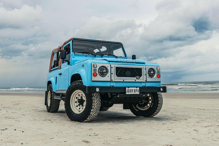 Đầu tiên, sẽ có những ý kiến trái chiều về chiếc xe Land Rover Defender 90s này nhưng bạn có lẽ không thể phủ nhận về độ độc đáo và cũng như vẻ đẹp nổi bật giữa một rừng Defender. Với tên gọi chính thức là Reef D90, dự án này đã được Arkonik tái cấu trúc 100% và dành cho một cặp vợ chồng tại Florida, Mỹ.