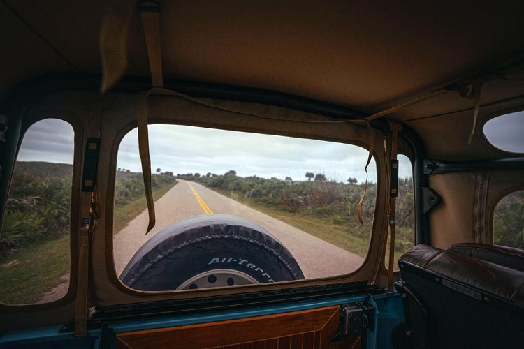 Cụ thể hơn về nhân vật chính, Arkonik đã biến chiếc Land Rover Defender 90 đời 1992 thành mẫu R90 D90 tuyệt đẹp khi mang trên mình lớp sơn Sky Blue (Xanh dương bầu trời) cùng phần mui mềm màu be tương phản.