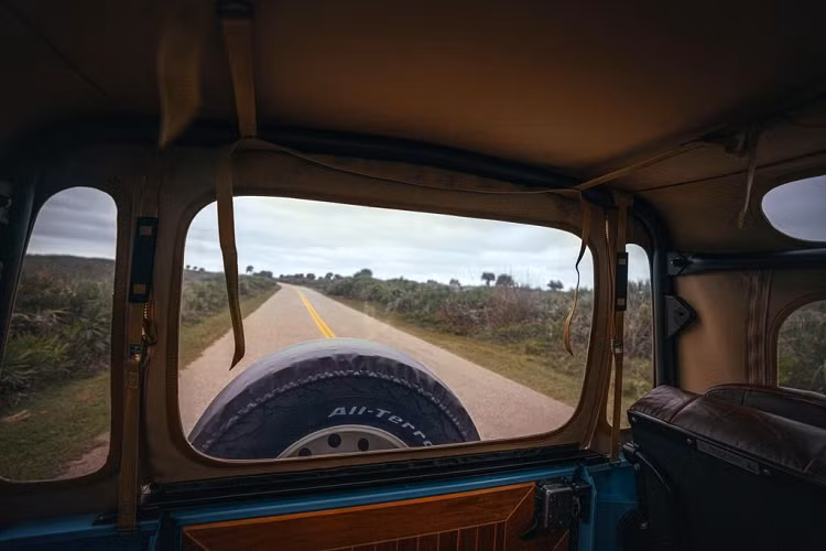 Cụ thể hơn về nhân vật chính, Arkonik đã biến chiếc Land Rover Defender 90 đời 1992 thành mẫu R90 D90 tuyệt đẹp khi mang trên mình lớp sơn Sky Blue (Xanh dương bầu trời) cùng phần mui mềm màu be tương phản.