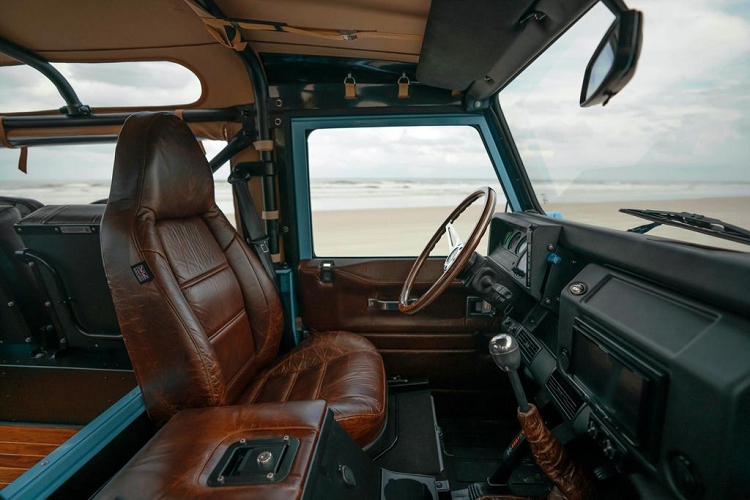 Bên cạnh đó, chiếc SUV “gồ ghề” ngày nào giờ đây được trang trí với các điểm nhấn màu bạc bao gồm lưới tản nhiệt KBX đặc trưng, tấm nẹp nhôm phía trên các bánh xe và ngưỡng cửa, cuối cùng là các khe hút gió trên cánh KBX.