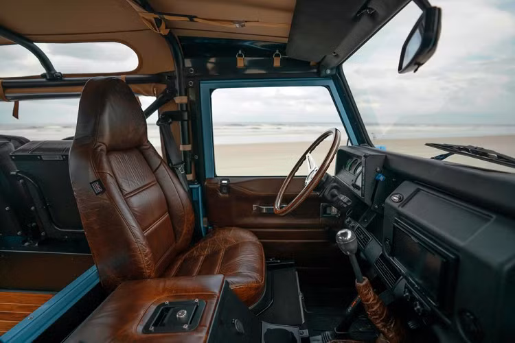 Bên cạnh đó, chiếc SUV “gồ ghề” ngày nào giờ đây được trang trí với các điểm nhấn màu bạc bao gồm lưới tản nhiệt KBX đặc trưng, tấm nẹp nhôm phía trên các bánh xe và ngưỡng cửa, cuối cùng là các khe hút gió trên cánh KBX.