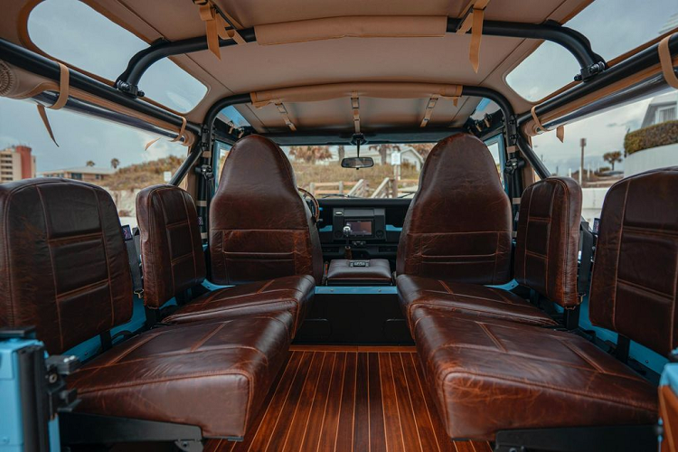 Ngoài ra, các điểm nhấn ngoại thất còn bao gồm bộ vòm bánh xe màu sơn Sky Blue, đèn pha LED Truck-Lite Twin-Cat, dải LED DRLs trên cản trước và bánh mâm thép 16-inch màu Chawton White bọc trong bộ lốp BFoodrich All Terrain T/A KO2.