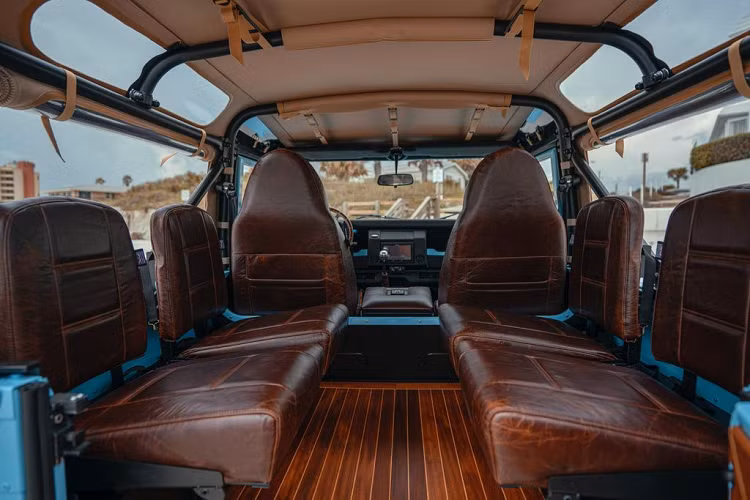 Ngoài ra, các điểm nhấn ngoại thất còn bao gồm bộ vòm bánh xe màu sơn Sky Blue, đèn pha LED Truck-Lite Twin-Cat, dải LED DRLs trên cản trước và bánh mâm thép 16-inch màu Chawton White bọc trong bộ lốp BFoodrich All Terrain T/A KO2.