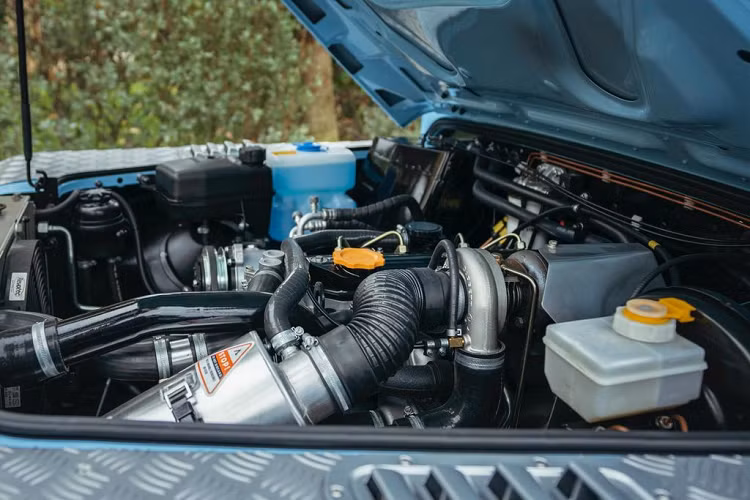 Bước vào bên trong, khoang cabin của Defender mang tới sự độc đáo với 6 ghế ngồi bọc da Nâu Aniline Cracked hoàn mỹ với tấm sàn gỗ bóng bẩy ở khoang sau và thảm trải sàn đen cho khu vực đằng trước. Thêm thắt cho vẻ đẹp quyến rũ ấy chính là một loạt các chi tiết như cụm vô lăng gỗ Evander kích cỡ 15 inch, cụm cần số và tay nắm cửa bằng chất liệu hợp kim.