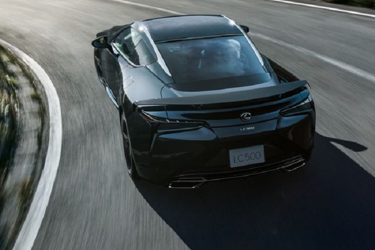 Những chiếc xe sang Lexus LC Aviation dễ dàng được phân biệt với các mẫu LC thông thường nhờ cánh gió sau đẹp mắt bằng nhựa gia cố sợi carbon và được làm thủ công hoàn toàn bởi đội thợ từng xây dựng siêu phẩm Lexus LFA, thậm chí còn có cả sự tham gia của nhà vô địch Giải đua trên không Red Bull 2017, Yoshihide Muroya.