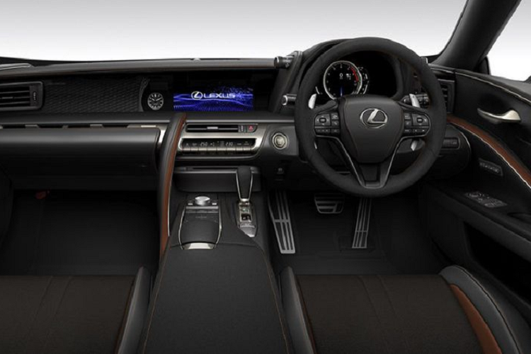 Đối với nội thất, hãng xe Nhật Bản cung cấp ghế bọc da màu đen Aviation Black độc quyền, vô lăng Alcantara, lẫy chuyển số thể thao và nhiều điểm nhấn màu sắc khác.