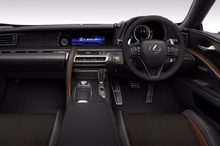 Đối với nội thất, hãng xe Nhật Bản cung cấp ghế bọc da màu đen Aviation Black độc quyền, vô lăng Alcantara, lẫy chuyển số thể thao và nhiều điểm nhấn màu sắc khác.