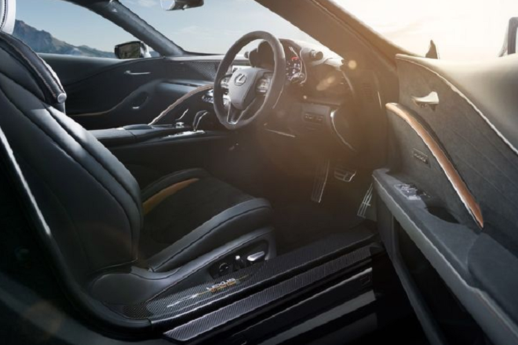 Không có sửa đổi nào xảy ra ở hệ truyền động, vì vậy, Lexus LC 500 Aviation vẫn tiếp tục sử dụng động cơ V8 5.0L sản sinh công suất 471 mã lực, còn các mẫu LC 500h được trang bị động cơ V6 3.5L kết hợp cùng 2 động cơ điện cho tổng công suất 354 mã lực. 