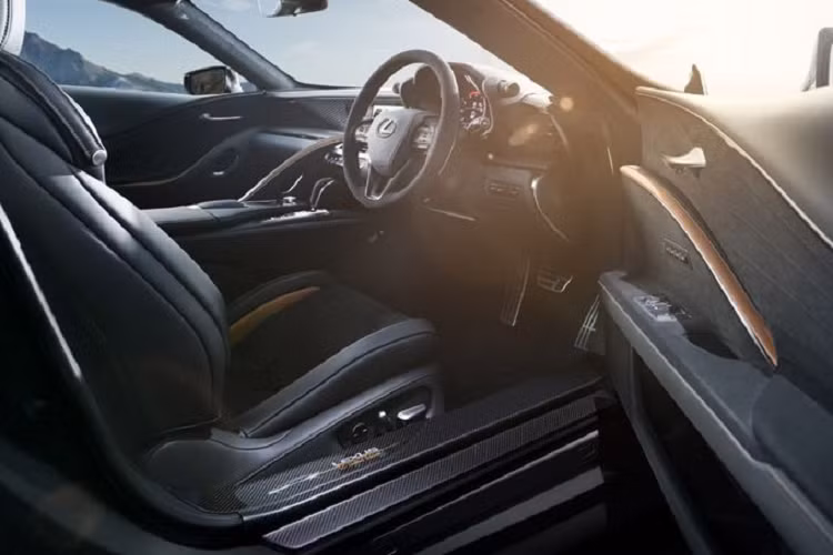 Không có sửa đổi nào xảy ra ở hệ truyền động, vì vậy, Lexus LC 500 Aviation vẫn tiếp tục sử dụng động cơ V8 5.0L sản sinh công suất 471 mã lực, còn các mẫu LC 500h được trang bị động cơ V6 3.5L kết hợp cùng 2 động cơ điện cho tổng công suất 354 mã lực. 