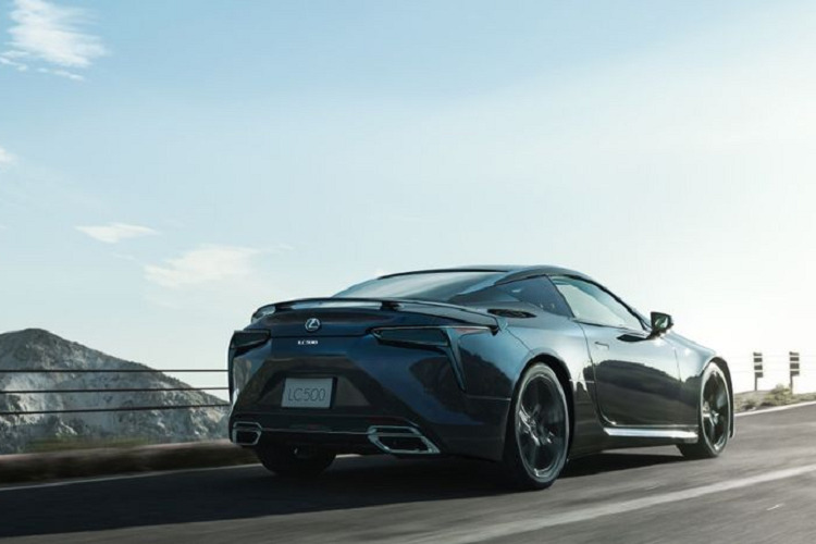 Cánh gió đặc biệt này bao gồm các cánh nhỏ lõm xuống có chức năng tạo ra một dòng xoáy thẳng đứng để làm dịu sự nhiễu loạn do hai bên sườn xe tạo ra, từ đó cải thiện phản ứng lái, sự thoải mái và ổn định thân xe ở tốc độ cao.