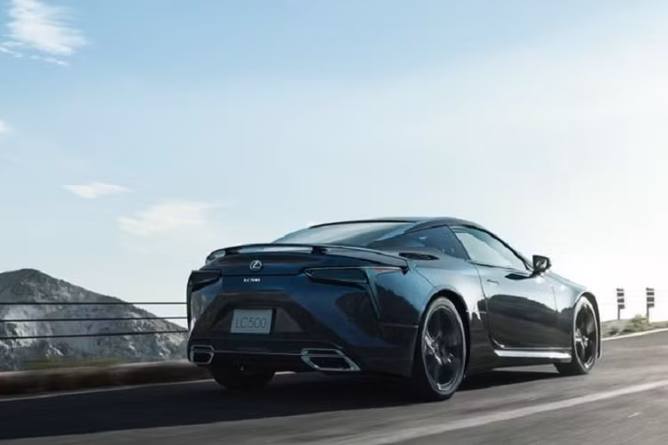 Cánh gió đặc biệt này bao gồm các cánh nhỏ lõm xuống có chức năng tạo ra một dòng xoáy thẳng đứng để làm dịu sự nhiễu loạn do hai bên sườn xe tạo ra, từ đó cải thiện phản ứng lái, sự thoải mái và ổn định thân xe ở tốc độ cao.