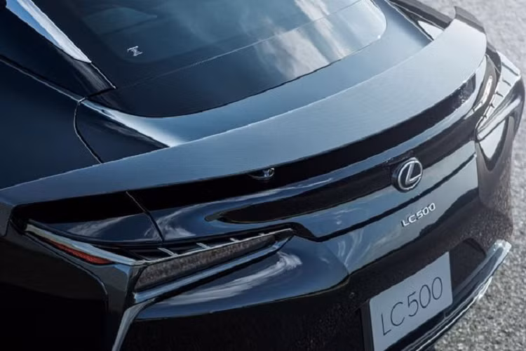 Bên cạnh cánh gió mới, Lexus LC Aviation cũng được trang bị bộ la-zăng 5 chấu kép 21 inch sơn đen mạnh mẽ. Chiếc coupe tuyệt đẹp còn có nhiều chi tiết sơn đen khác như lưới tản nhiệt cỡ lớn phía trước và các đường viền khe hút gió bên. Ngay cả đèn pha và đèn hậu cũng đổi thành loại phủ đen trong.