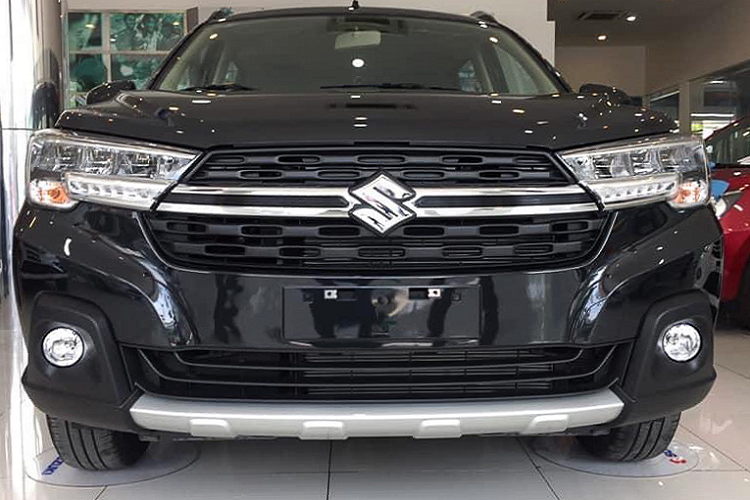 Theo hình ảnh ngoại thất và các trang bị theo xe, phiên bản XL7 tại Việt Nam chính là bản Beta tại Indonesia. Trong khi đó tại Indonesia, Suzuki XL7 được bán với 3 phiên bản là Zeta, Beta và Alpha.