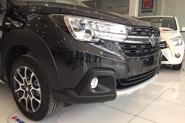 Ngoài ra phải kể đến thanh giá nóc chính hãng trên nóc xe để tăng khả năng chứa hành lý và tăng tính tiện ích cho XL7. Vì đây là bản Beta nên đuôi xe XL7 tại Việt Nam thiếu tấm che cửa và không sơn 2 tông màu như bản Alpha.