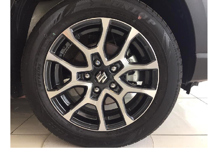 Suzuki XL7 7 chỗ ngồi chính là “người anh em” được phát triển dựa một nền tảng với mẫu MPV Ertiga thế hệ mới, tương tự như mẫu Xpander Cross mới được hãng Mitsubishi phát triển từ mẫu MPV Xpander. Do đó, ngoại hình của Suzuki XL7 tương tự như Ertiga mới nhưng hầm hố hơn. Thiết kế lưới tản nhiệt nam tính, thanh mạ chrome bắt ngang làm nổi bật cụm đèn pha LED và đèn chạy ban ngày.