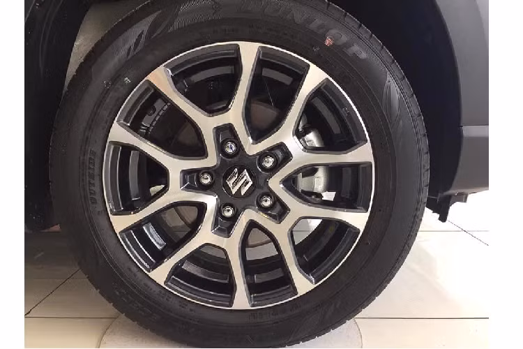 Suzuki XL7 7 chỗ ngồi chính là “người anh em” được phát triển dựa một nền tảng với mẫu MPV Ertiga thế hệ mới, tương tự như mẫu Xpander Cross mới được hãng Mitsubishi phát triển từ mẫu MPV Xpander. Do đó, ngoại hình của Suzuki XL7 tương tự như Ertiga mới nhưng hầm hố hơn. Thiết kế lưới tản nhiệt nam tính, thanh mạ chrome bắt ngang làm nổi bật cụm đèn pha LED và đèn chạy ban ngày.