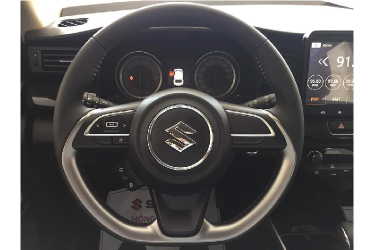 Mâm xe hợp kim 195/60R16 inch tạo cho XL7 Hoàn toàn mới một ấn tượng mạnh mẽ. Các đường viền bảo vệ màu đen vừa nhấn mạnh vẻ cứng cáp của một chiếc SUV vừa giúp bảo vệ thân xe khỏi các vết trầy xước nhỏ.