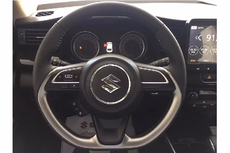 Mâm xe hợp kim 195/60R16 inch tạo cho XL7 Hoàn toàn mới một ấn tượng mạnh mẽ. Các đường viền bảo vệ màu đen vừa nhấn mạnh vẻ cứng cáp của một chiếc SUV vừa giúp bảo vệ thân xe khỏi các vết trầy xước nhỏ.