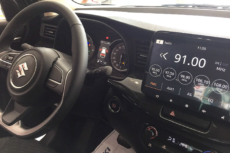 Suzuki XL7 là mẫu xe 7 chỗ. Hàng ghế thứ 2 có thể trượt với cơ chế gập một chạm. Điều hòa không khí tự động phía trước, điều hòa phía sau chỉnh cơ. Ổ cắm phụ kiện ở mỗi hàng ghế, hộc đựng đồ ở hàng ghế trước và hàng ghế thứ hai. Khoang lành lý XL7 vào khoảng 152 L và có thể tăng lên 550 L nếu gập hàng ghế 3, mức tối đa còn có thể lên đến 803 L.