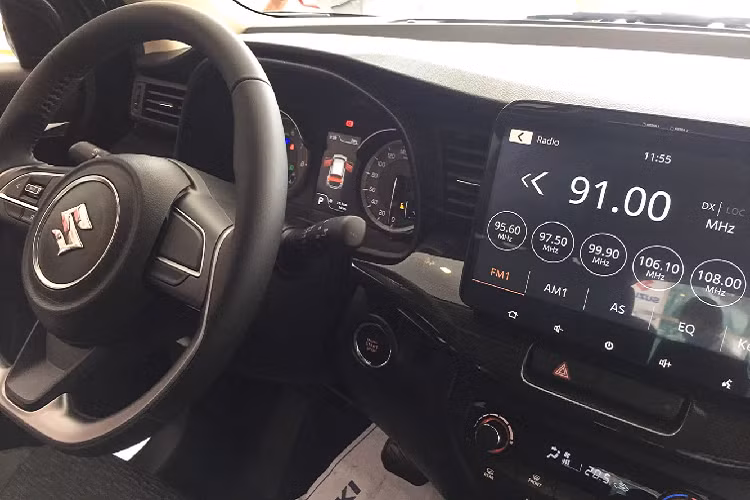 Suzuki XL7 là mẫu xe 7 chỗ. Hàng ghế thứ 2 có thể trượt với cơ chế gập một chạm. Điều hòa không khí tự động phía trước, điều hòa phía sau chỉnh cơ. Ổ cắm phụ kiện ở mỗi hàng ghế, hộc đựng đồ ở hàng ghế trước và hàng ghế thứ hai. Khoang lành lý XL7 vào khoảng 152 L và có thể tăng lên 550 L nếu gập hàng ghế 3, mức tối đa còn có thể lên đến 803 L.