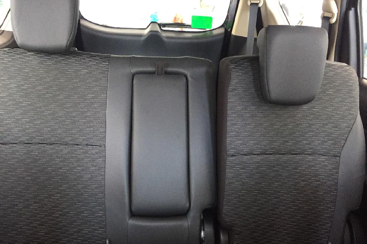 Hệ thống giải trí được trang bị màn hình cảm ứng 10 inch kết nối điện thoại thông minh. Hệ thống âm thanh có thể được điều khiển thông qua vô lăng hình chữ D và hiển thị hình ảnh phía sau với camera lùi được kết nối với màn hình.