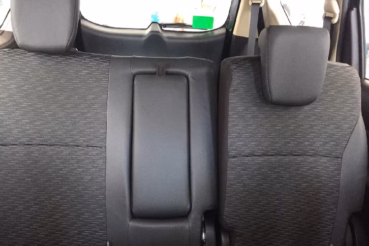 Hệ thống giải trí được trang bị màn hình cảm ứng 10 inch kết nối điện thoại thông minh. Hệ thống âm thanh có thể được điều khiển thông qua vô lăng hình chữ D và hiển thị hình ảnh phía sau với camera lùi được kết nối với màn hình.