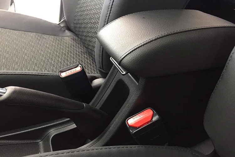 Tại thị trường Việt Nam, Suzuki XL7 hoàn toàn mới sẽ được phân phối 6 màu ngoại thất bao gồm Cam, Khaki, Đỏ đậm, Xám, Trắng, và Đen. Đặc biệt màu Cam và màu Khaki là 2 màu khá hot của dòng xe MPV lai SUV này. Xe được nhập khẩu từ Indonesia.