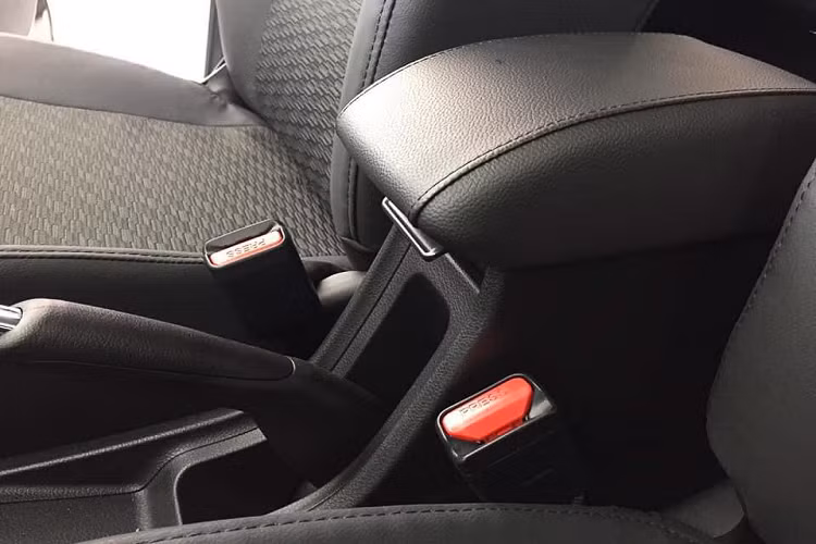 Tại thị trường Việt Nam, Suzuki XL7 hoàn toàn mới sẽ được phân phối 6 màu ngoại thất bao gồm Cam, Khaki, Đỏ đậm, Xám, Trắng, và Đen. Đặc biệt màu Cam và màu Khaki là 2 màu khá hot của dòng xe MPV lai SUV này. Xe được nhập khẩu từ Indonesia.