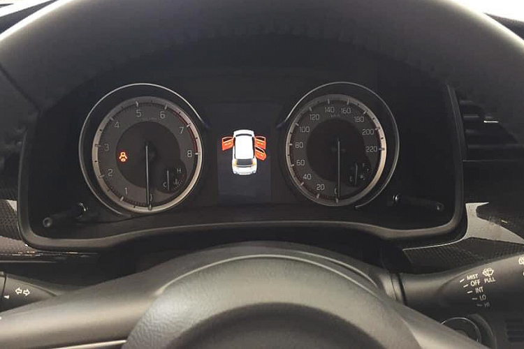 Màn hình hiển thị thông tin với điểm nhấn màu đỏ trên đồng hồ tốc độ, đồng hồ đo tốc độ vòng quay và mặt số phụ bên trong tăng thêm tính thể thao cho khoang nội thất. Màn hình LCD đa sắc TFT cung cấp thông tin hữu ích như trạng thái cửa, lực lái G, mức tiêu thụ nhiên liệu, công suất động cơ và mô-men xoắn, v.v.