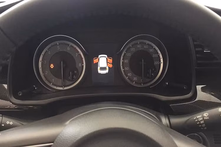 Màn hình hiển thị thông tin với điểm nhấn màu đỏ trên đồng hồ tốc độ, đồng hồ đo tốc độ vòng quay và mặt số phụ bên trong tăng thêm tính thể thao cho khoang nội thất. Màn hình LCD đa sắc TFT cung cấp thông tin hữu ích như trạng thái cửa, lực lái G, mức tiêu thụ nhiên liệu, công suất động cơ và mô-men xoắn, v.v.