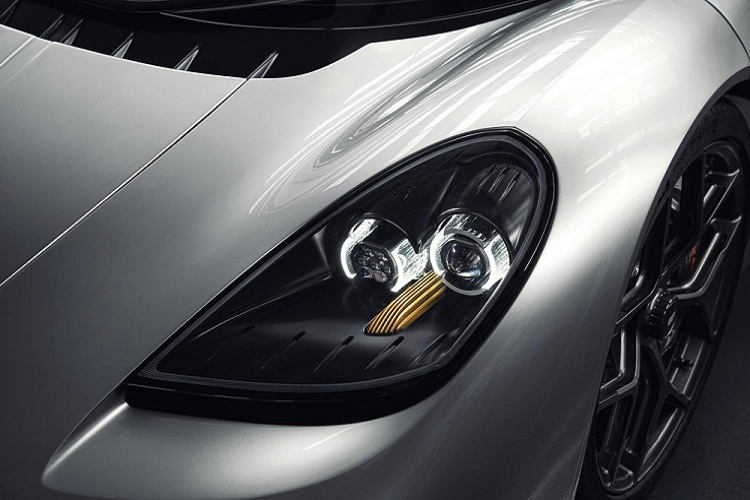 Trên đầu xe, Gordon Murray T.50 được trang bị phần mũi hình cái nêm với cụm đèn pha LED lấy cảm hứng từ xe đua F1 và kính lái khá dốc. Tiếp đến là bộ cửa và nắp khoang động cơ đều mở lên trên như hình cánh bướm. Ngoài ra, trên nóc của Gordon Murray T.50 còn có khe hút gió, truyền không khí tới động cơ xăng V12, hút khí tự nhiên đằng sau.