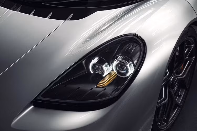 Trên đầu xe, Gordon Murray T.50 được trang bị phần mũi hình cái nêm với cụm đèn pha LED lấy cảm hứng từ xe đua F1 và kính lái khá dốc. Tiếp đến là bộ cửa và nắp khoang động cơ đều mở lên trên như hình cánh bướm. Ngoài ra, trên nóc của Gordon Murray T.50 còn có khe hút gió, truyền không khí tới động cơ xăng V12, hút khí tự nhiên đằng sau.